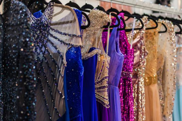 Consecuencias de la crisis económica: crece el alquiler de vestidos de fiesta y el incentivo de la moda circular