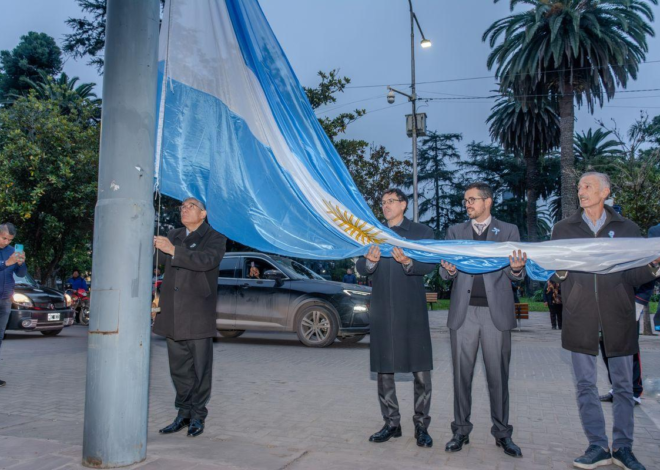 Semana de Mayo: autoridades participaron del izamiento de las enseñas nacional y de la Libertad Civil